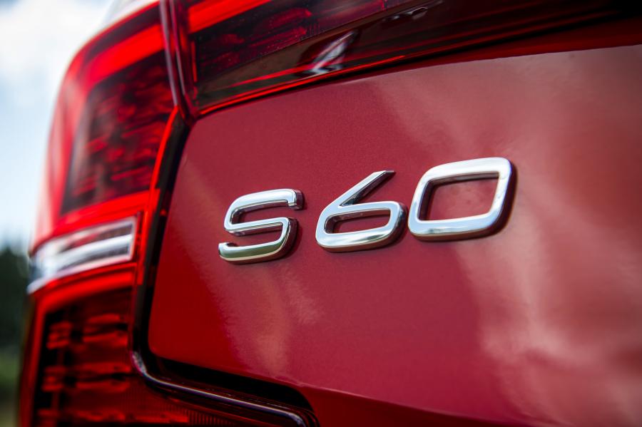 Логотип Volvo S60 T8 R-Design 2019 года  (UK) (фото 11 из 40)